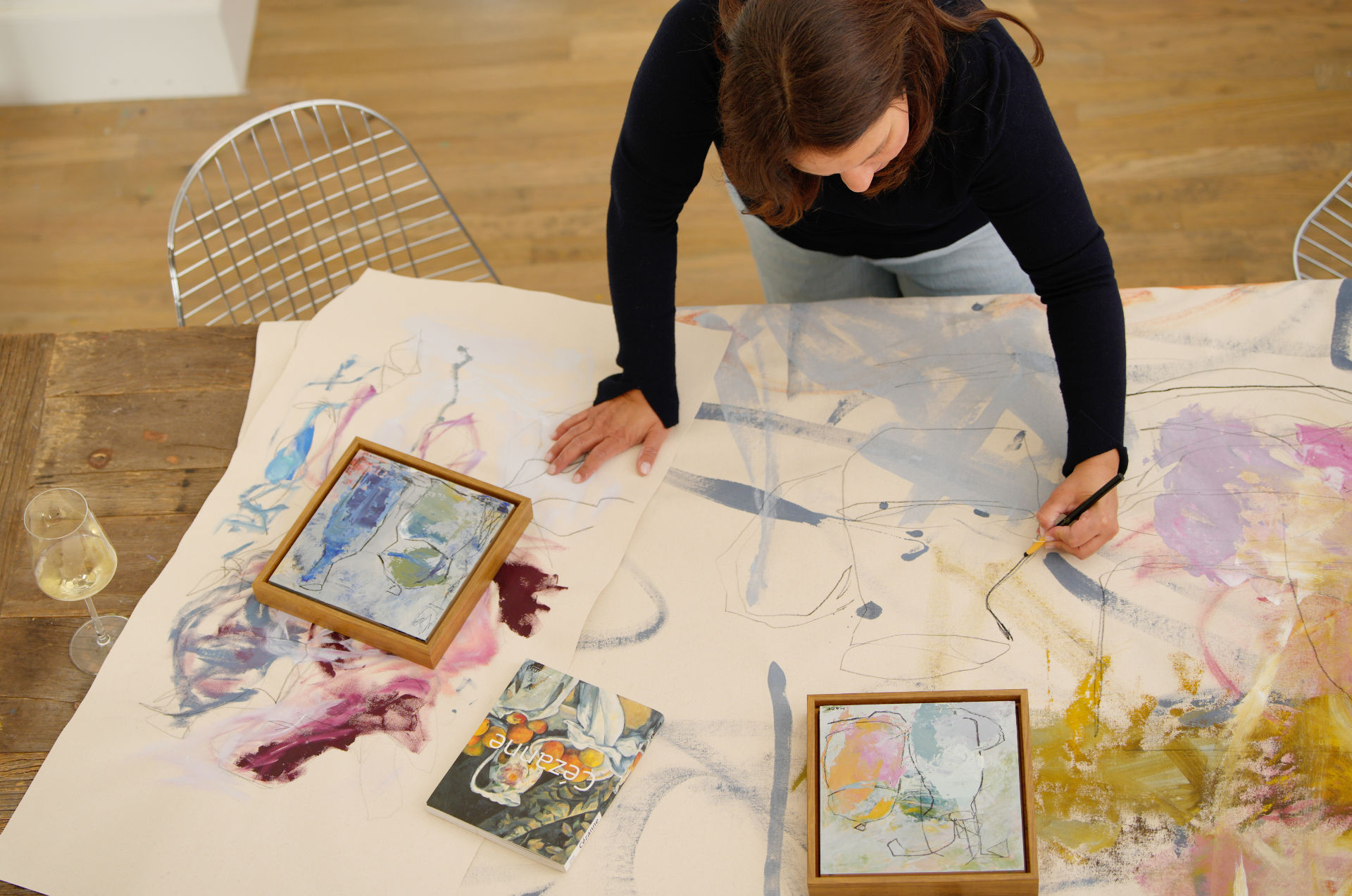 abstract art painter in texas. In this photo, Maria Alejandra Ochoa (MAOF) is painting in her Allen, Texas studio.